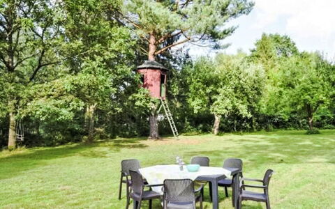 Pod Dębami: Plante, Bord, Ejendom, Møbel, Naturlige Landskab, Træ, Stol, Sky, Land Lot, Udendørs Bord