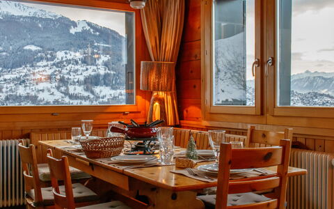Crettamour: Møbel, Stol, Bjergkæde, Køkken & Spisebord, Bejdse, Vinter, Hårdttræ, Lysarmatur, Cabinetry, Spisestue