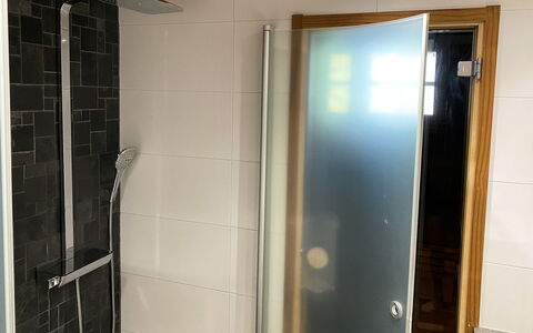 Kuusi-Ruka 6: Gulvbelægning, Sanitærarmatur, Badeværelse, Etage, Indretning, Vvs, Bruser Dør, Glas, Dør, Bruser