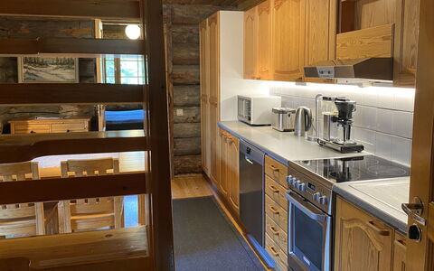 Kuusi-Ruka 6: Træ, Gulvbelægning, Indretning, Countertop, Loft, Etage, Køkken, Møbel, Bejdse, Cabinetry