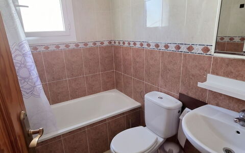 Hamber: Sanitærarmatur, Toiletbræt, Etage, Gulvbelægning, Toilet, Badeværelse, Vvs, Indretning, Håndvask, Flise
