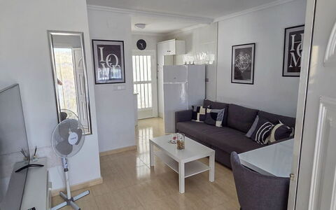 Hamber: Gulvbelægning, Møbel, Etage, Indretning, Værelse, Lejlighed, Loft, Couch, Stue, Hjem