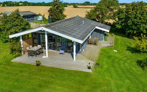 Dorathea - 360M from the Sea: Blå, Busk, Sommerhus, Bunddække, Have, Estate, Skygge, Landscaping, Stuehus, Eco Hotel