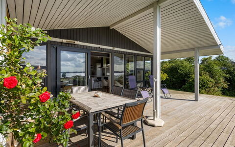 Dorathea - 360M from the Sea: Blå, Busk, Sommerhus, Bunddække, Have, Estate, Skygge, Landscaping, Stuehus, Eco Hotel