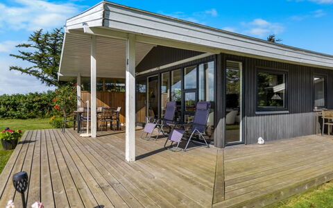 Dorathea - 360M from the Sea: Blå, Busk, Sommerhus, Bunddække, Have, Estate, Skygge, Landscaping, Stuehus, Eco Hotel