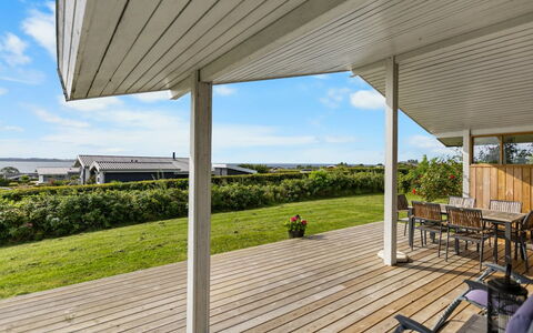 Dorathea - 360M from the Sea: Blå, Busk, Sommerhus, Bunddække, Have, Estate, Skygge, Landscaping, Stuehus, Eco Hotel