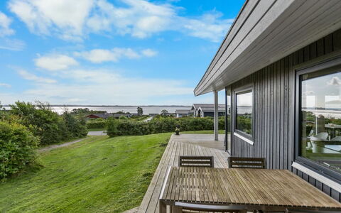 Dorathea - 360M from the Sea: Blå, Busk, Sommerhus, Bunddække, Have, Estate, Skygge, Landscaping, Stuehus, Eco Hotel