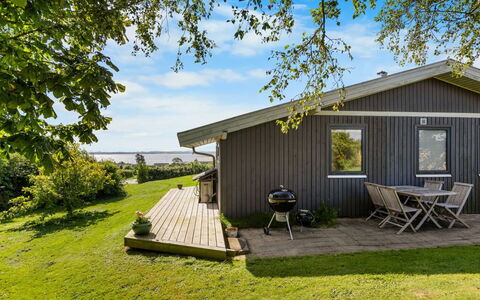 Dorathea - 360M from the Sea: Blå, Busk, Sommerhus, Bunddække, Have, Estate, Skygge, Landscaping, Stuehus, Eco Hotel