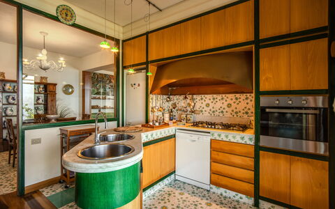 Villa Solaria with Private Pool: Ejendom, Countertop, Cabinetry, Træ, Belysning, Køkken, Indretning, Gulvbelægning, Etage, Bejdse
