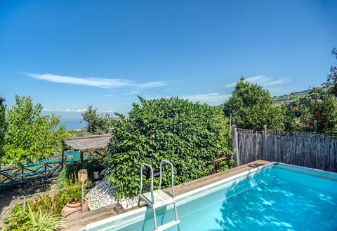 Villa Solaria With Private Pool: Vand, Himmel, Plante, Sky, Ejendom, Svømmepøl, Azure, Vegetationen, Træ, Boligområde