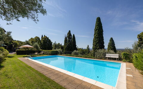 Villa Delle Rose: Vand, Sky, Himmel, Plante, Svømmepøl, Azure, Træ, Krop Af Vand, Fritid, Græs
