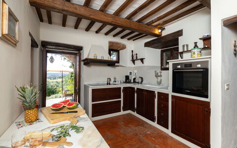 Villa Delle Rose: Ejendom, Cabinetry, Bygning, Plante, Countertop, Træ, Indretning, Stue, Køkken, Vindue