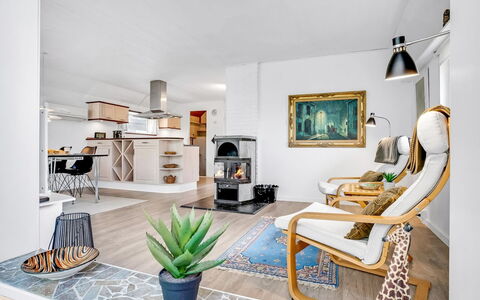 Frida - 125M from the Sea: Træ, Møbel, Lejlighed, Værelse, Loft, Bejdse, Stol, Hårdttræ, Klarlak, Tømmer