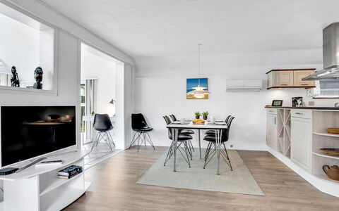 Frida - 125M from the Sea: Træ, Møbel, Lejlighed, Værelse, Loft, Bejdse, Stol, Hårdttræ, Klarlak, Tømmer