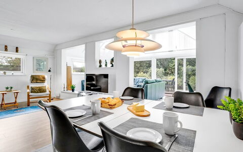 Frida - 125M from the Sea: Træ, Møbel, Lejlighed, Værelse, Loft, Bejdse, Stol, Hårdttræ, Klarlak, Tømmer
