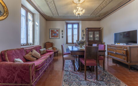 Orazio Liberty House,Lunigiana, Nature: Møbel, Ejendom, Billedramme, Bygning, Bord, Couch, Cabinetry, Purple, Træ, Belysning