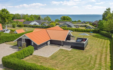 Bessi - 200M from the Sea: Møbel, Indretning, Gulvbelægning, Etage, Loft, Værelse, Stol, Bord, Lejlighed, Køkken & Spisebord