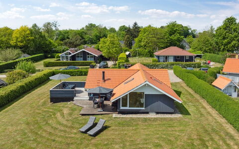 Bessi - 200M from the Sea: Møbel, Indretning, Gulvbelægning, Etage, Loft, Værelse, Stol, Bord, Lejlighed, Køkken & Spisebord