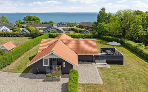 Bessi - 200M from the Sea: Møbel, Indretning, Gulvbelægning, Etage, Loft, Værelse, Stol, Bord, Lejlighed, Køkken & Spisebord