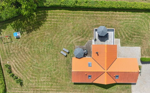 Bessi - 200M from the Sea: Møbel, Indretning, Gulvbelægning, Etage, Loft, Værelse, Stol, Bord, Lejlighed, Køkken & Spisebord