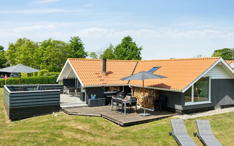 Bessi - 200M from the Sea: Møbel, Indretning, Gulvbelægning, Etage, Loft, Værelse, Stol, Bord, Lejlighed, Køkken & Spisebord