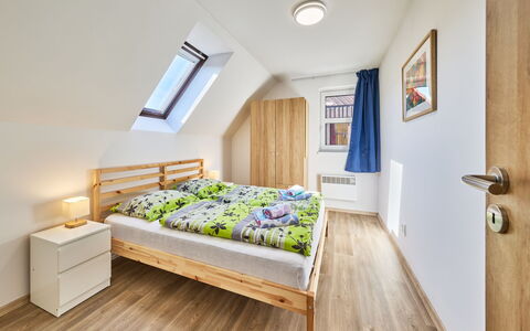 Green Valley Park Stárkov 11: Seng, Træ, Soveværelse, Indretning, Gulvbelægning, Etage, Sengetøj, Trægulve, Værelse, Bed Frame