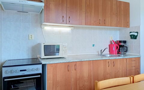 Green Valley Park Stárkov 16: Gulvbelægning, Træ, Møbel, Etage, Køkken, Countertop, Indretning, Cabinetry, Køkkenvask, Større Bandage