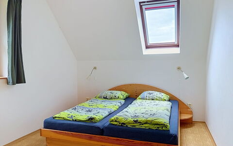 Green Valley Park Stárkov 16: Soveværelse, Træ, Seng, Gulvbelægning, Etage, Indretning, Møbel, Sengetøj, Sengetøj, Bed Frame