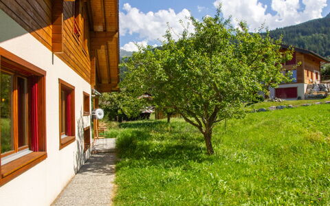 Chalet Mirabelle: Sky, Plante, Himmel, Bygning, Daytime, Ejendom, Vindue, Skygge, Træ, Biome