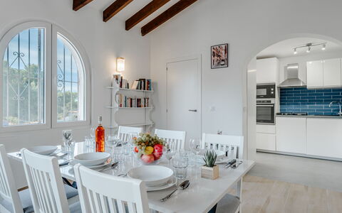 Villa Alto: Møbel, Indretning, Væg, Gulvbelægning, Bord, Stol, Køkken & Spisebord, Loft, Spisestue, Hjem
