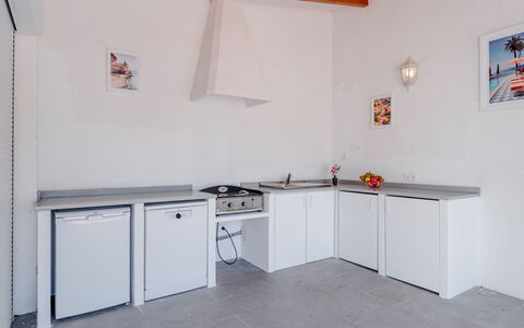 Villa Alto: Køkken, Gulvbelægning, Etage, Indretning, Møbel, Loft, Større Bandage, Countertop, Køkken Apparat, Værelse