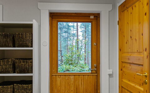 Villa Uuttu: Altan, Lejlighed, Skygge, Glas, Ejerlejlighed, Gelænder, Veranda, Dagslys, Dæk, Udendørs Møbler