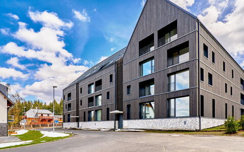 Plešivec: Sky, Himmel, Bygning, Plante, Vindue, Urban Design, Land Lot, Træ, Ejerlejlighed