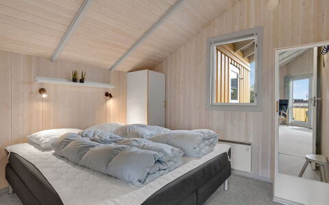Halla - 250M from the Sea: Træ, Loft, Indretning, Hjem, Soveværelse, Etage, Værelse, Seng, Bed Frame, Hårdttræ