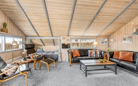 Halla - 250M from the Sea: Træ, Loft, Møbel, Indretning, Etage, Couch, Stue, Værelse, Hårdttræ, Trægulve