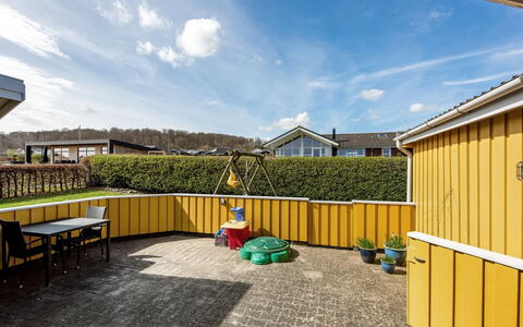 Halla - 250M from the Sea: Tag, Hjem, Sidespor, Have, Skygge, Landscaping, Gård, Estate, Lawn, Backyard