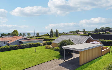 Halla - 250M from the Sea: Tag, Boligområde, Hjem, Estate, Have, Landscaping, Lawn, Forstad, Gård, Indkørsel