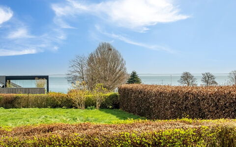 Halla - 250M from the Sea: Grøn, Busk, Landskab, Land Lot, Hæk, Sky, Have, Almindeligt, Bunddække, Eng
