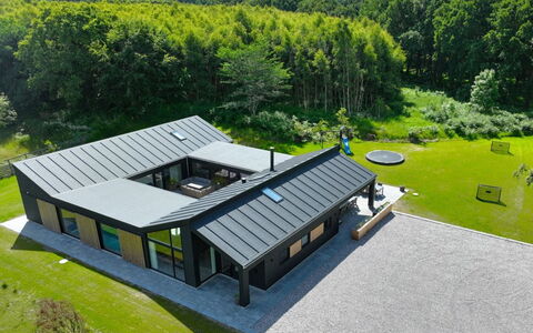 Aviana - 800M from the Sea: Møbel, Indretning, Gulvbelægning, Etage, Loft, Værelse, Stol, Bord, Lejlighed, Køkken & Spisebord