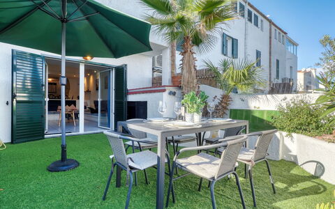 Currican: Skygge, Lejlighed, Stol, Altan, Landscaping, Villa, Hotel, Eco Hotel, Udvej