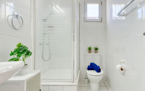 Currican: Badeværelse, Sanitærarmatur, Gulvbelægning, Indretning, Toilet, Toiletbræt, Etage, Håndvask, Tap, Vvs