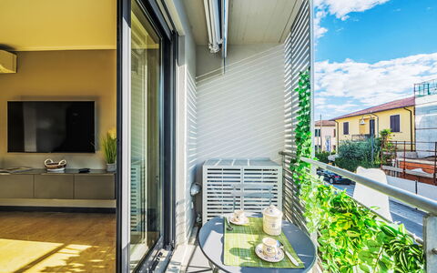 Versilia: Ejendom, Sky, Bygning, Vindue, Plante, Himmel, Indretning, Skygge, Ejerlejlighed, Urban Design