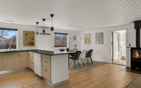 Diuri - 30Km from the Sea: Gulvbelægning, Indretning, Træ, Køkken, Countertop, Loft, Møbel, Etage, Cabinetry, Trægulve