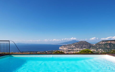 Villa Golfo Di Napoli With Private Pool: Vand, Himmel, Bygning, Blå, Svømmepøl, Plante, Naturlige Landskab, Træ, Sky, Coastal Og Oceaniske Landskabsformer