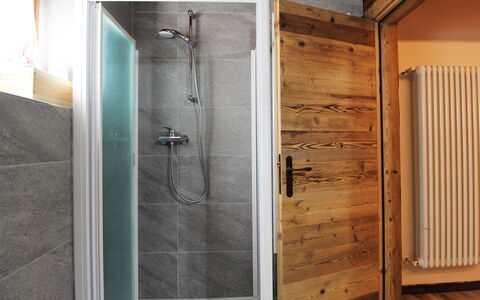 Baita La Ciamorza, Dolomiti, Veneto: Bruser Dør, Badeværelse, Bruser, Sanitærarmatur, Dør, Indretning, Træ, Etage, Brusehoved