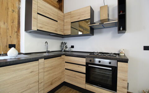 Baita La Ciamorza, Dolomiti, Veneto: Cabinetry, Ejendom, Countertop, Møbel, Bygning, Komfur, Træ, Indretning, Køkken, Skuffe