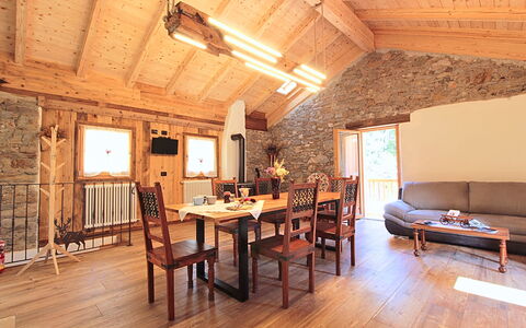 Baita La Ciamorza, Dolomiti, Veneto: Møbel, Bord, Ejendom, Couch, Træ, Indretning, Billedramme, Stue, Stol, Etage
