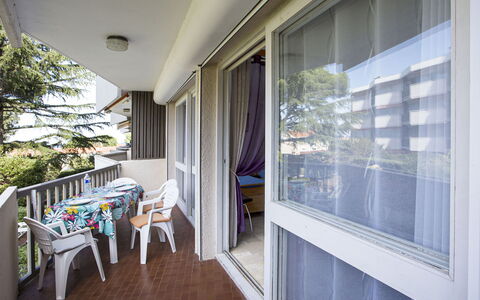 Le Racou: Ejendom, Vindue, Bygning, Bord, Window Blind, Plante, Stol, Skygge, Træ, Arkitektur