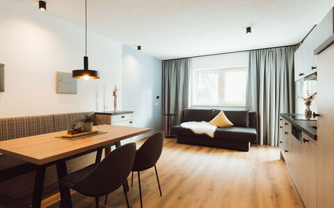 Himmelraich: Bord, Møbel, Træ, Couch, Bygning, Indretning, Gulvbelægning, Etage, Stue, Komfort
