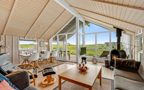 Märta - 250M from the Sea: Hjem, Sommerhus, Loft, Veranda, Hårdttræ, Estate, Bjælkehytte, Stue, Stuehus